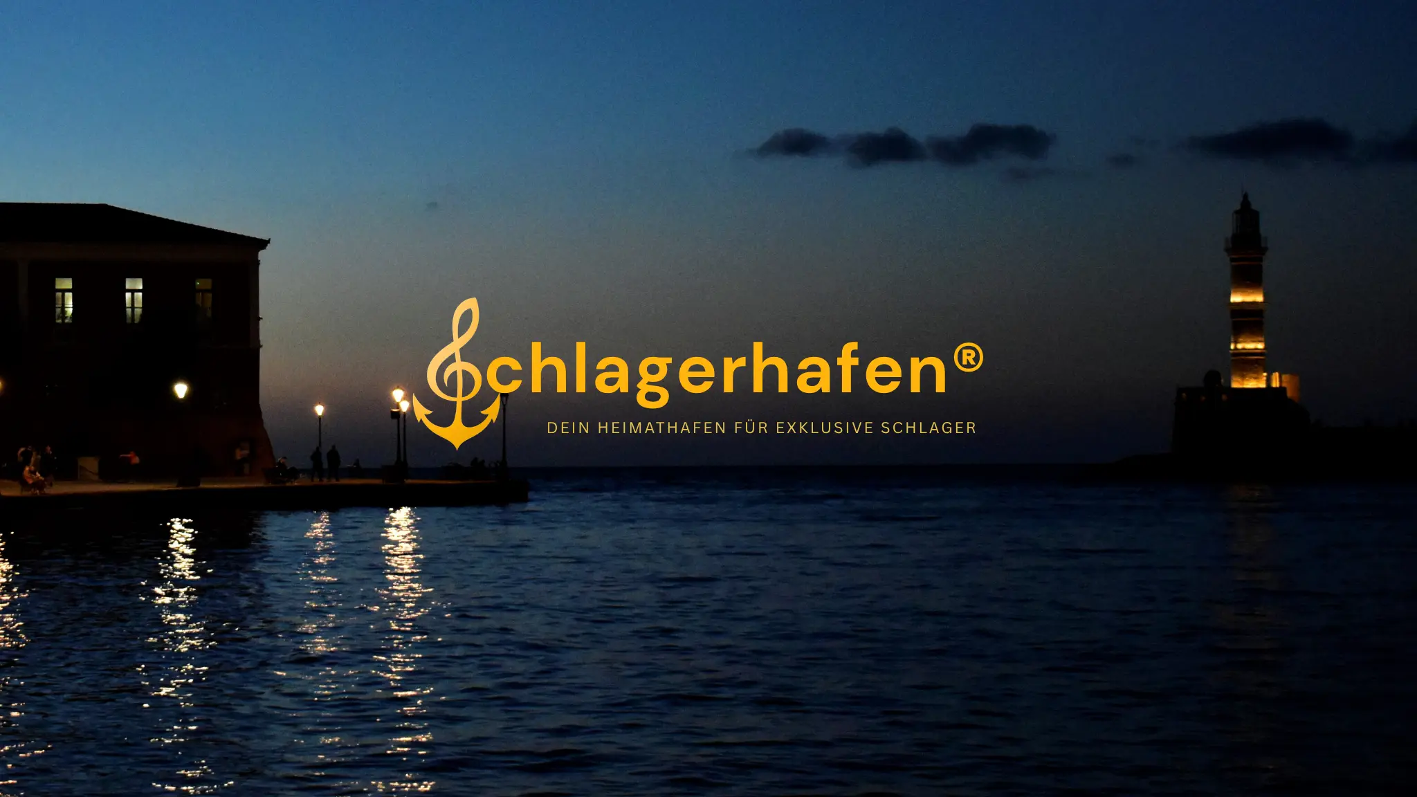 Schlagerhafen® – Dein Heimathafen für exklusive Schlager, mit Hafen und Leuchtturm in der Abenddämmerung
